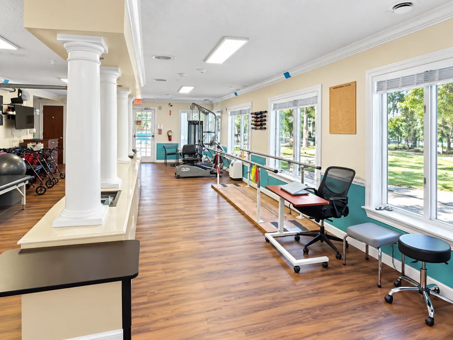 The therapy area at Vivo Healthcare St. Petersburg, a parallel bar along the windows